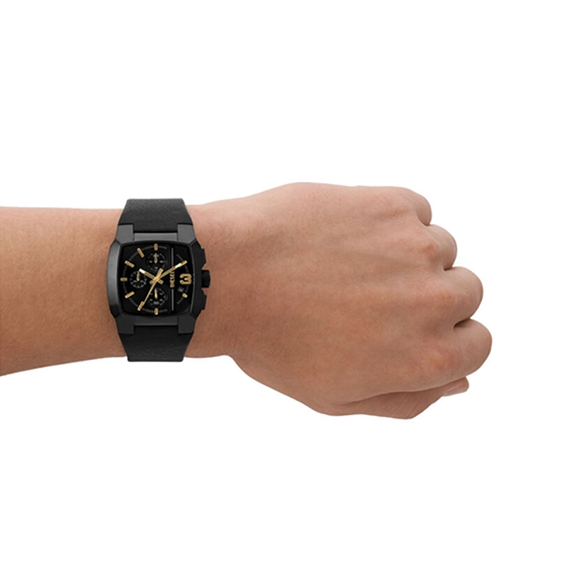 Reloj Diesel analogo, para Hombre, tablero cuadrado colores negro y dorado, estilo index + arabigo, pulso cuero color negro, calendario, cronografo