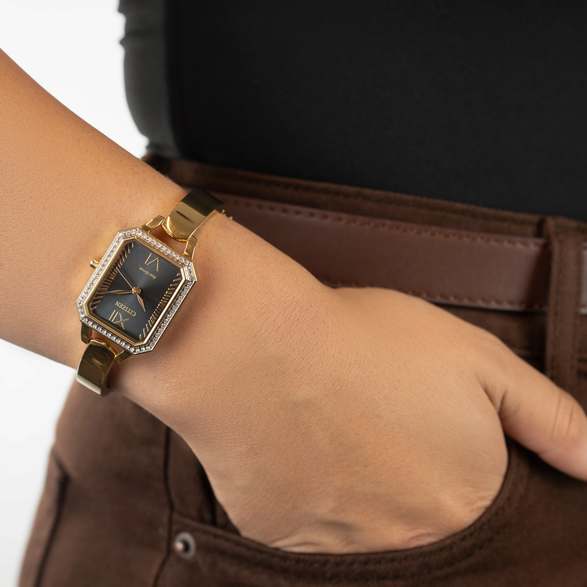 Reloj Citizen analogo, para Dama, tablero rectangular color negro, estilo index + romano, pulso acero color dorado, calendario