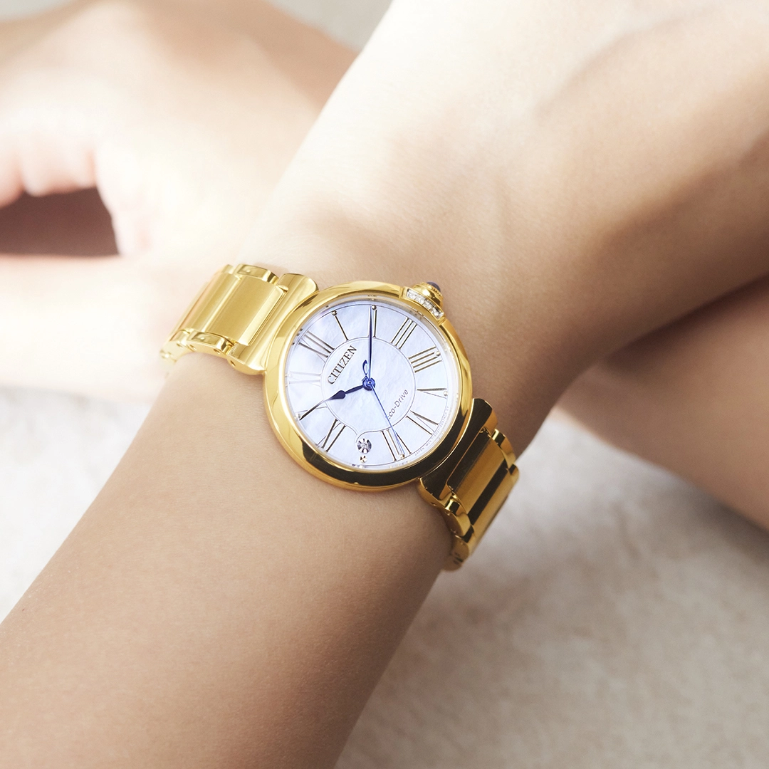 Reloj Citizen analogo, para Dama, tablero redondo colores azul y blanco, estilo romanos, pulso acero colores plateado y dorado