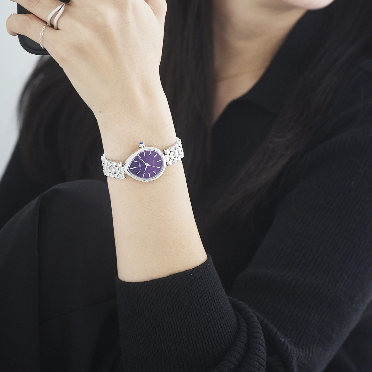 Reloj Citizen análogo, para Dama, tablero ovalado colores morado y azul, estilo index, pulso acero color plateado