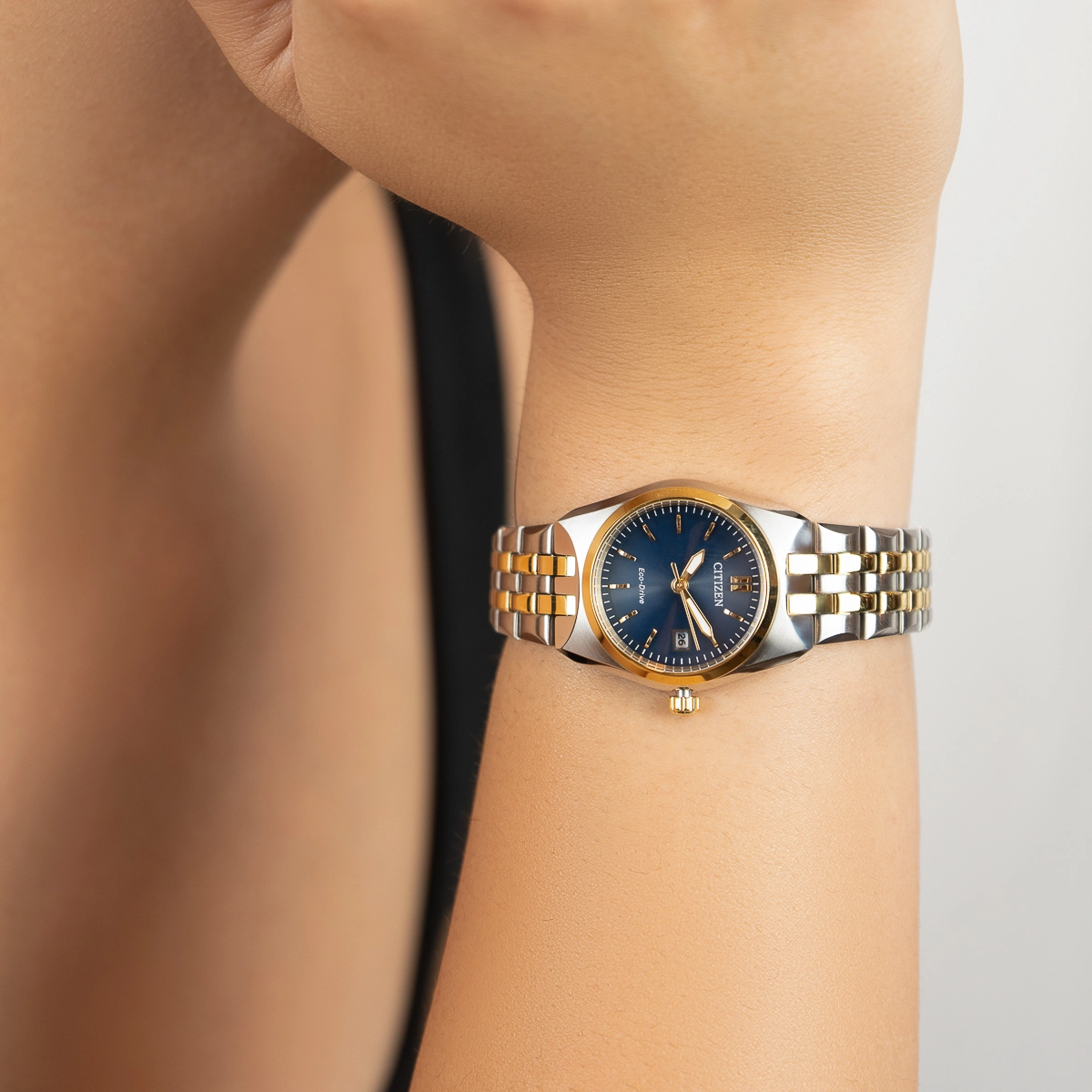 Reloj Citizen analogo, para Dama, tablero redondo color azul, estilo index, pulso acero colores plateado y dorado, calendario