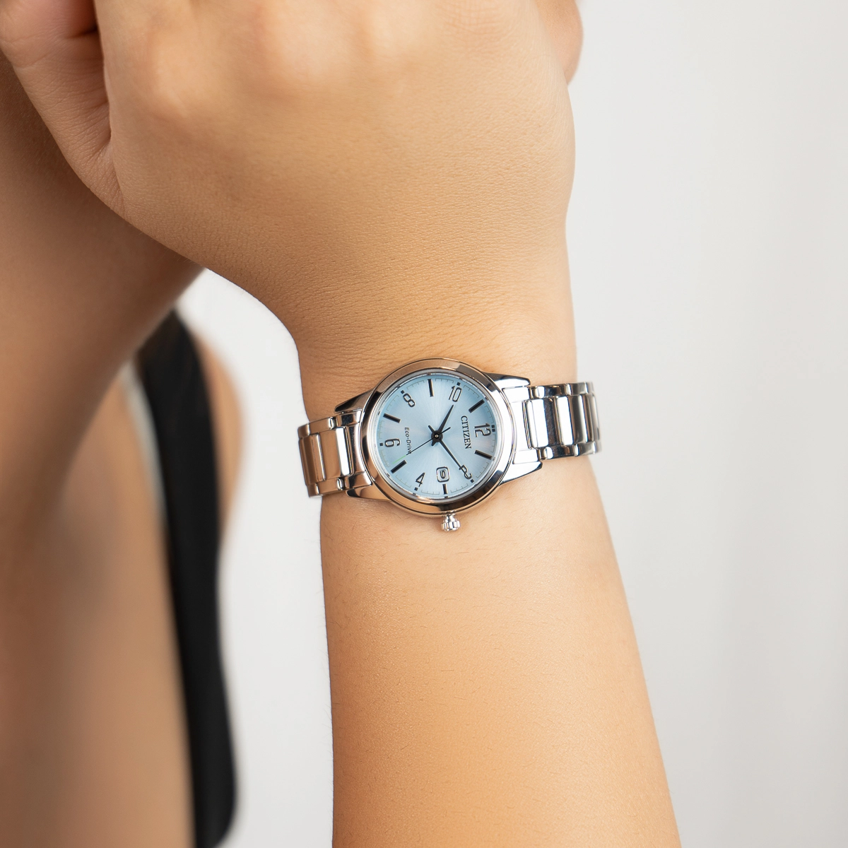 Reloj Citizen analogo, para Dama, tablero redondo color azul, estilo index + arabigo, pulso acero color plateado, calendario