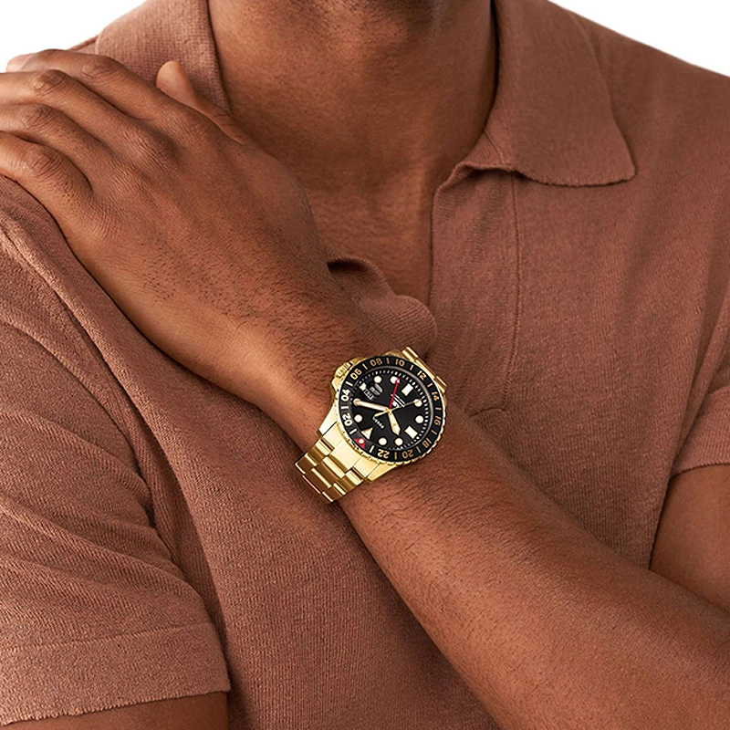 Reloj Fossil analogo, para Hombre, tablero redondo color negro, estilo index + puntos, pulso acero color dorado, calendario