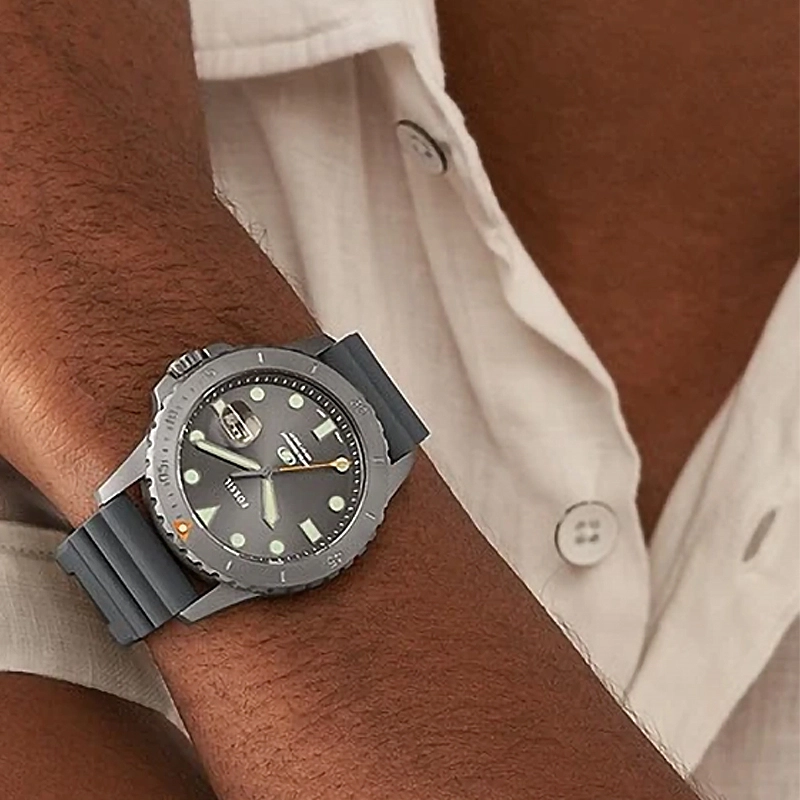Reloj Fossil analogo, para Hombre, tablero redondo colores gris y verde, estilo index + puntos, pulso silicona color gris, calendario