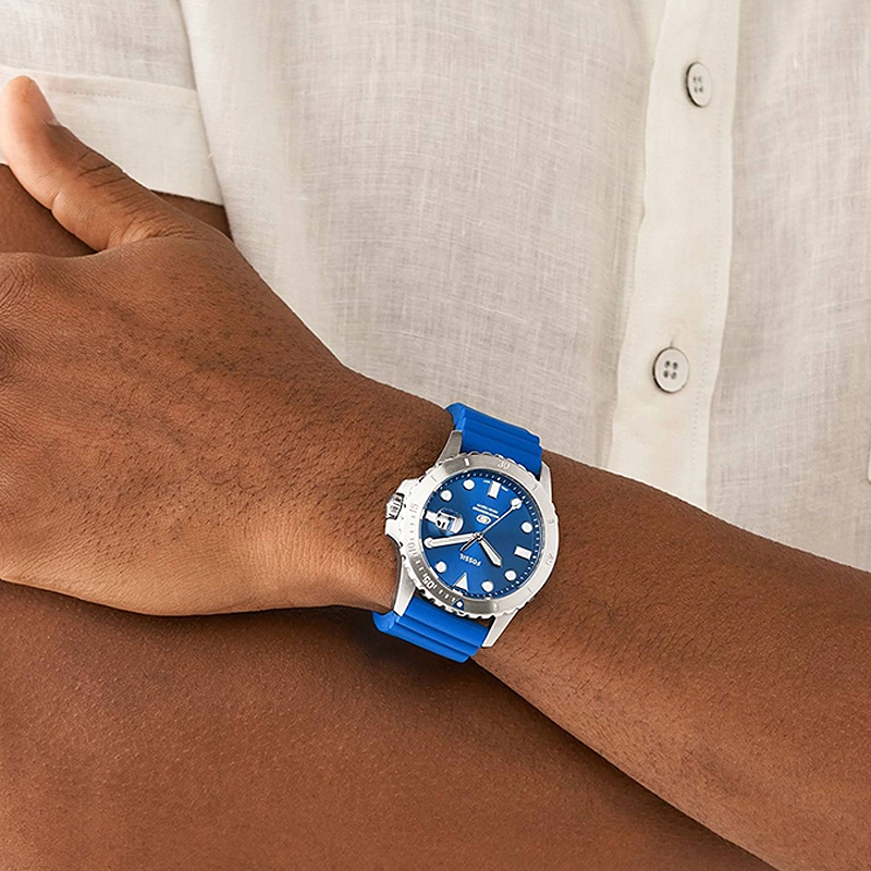 Reloj Fossil analogo, para Hombre, tablero redondo color azul, estilo index + puntos, pulso silicona color azul, calendario
