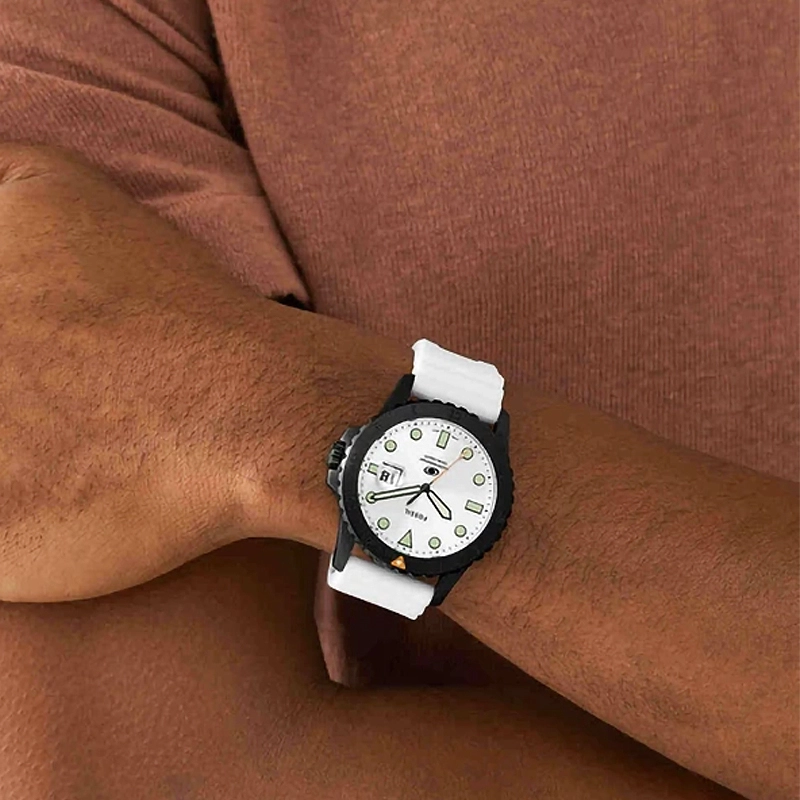 Reloj Fossil analogo, para Hombre, tablero redondo colores plateado y verde, estilo index + puntos, pulso silicona color blanco, calendario