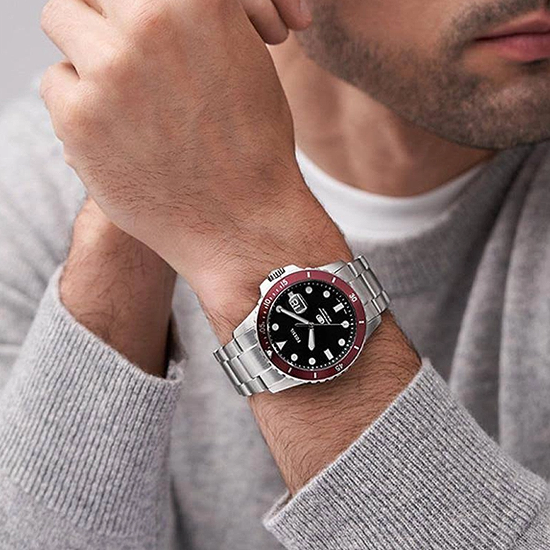 Reloj Fossil analogo, para Hombre, tablero redondo color negro, estilo index + puntos, pulso acero color plateado