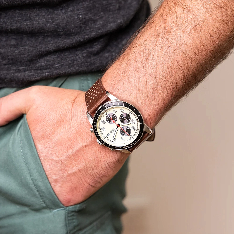 Reloj Fossil analogo, para Hombre, tablero redondo colores beige y negro, estilo arabigos, pulso cuero color café, calendario, cronografo