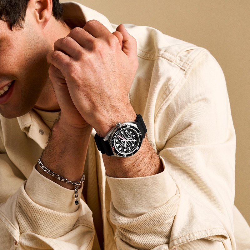 Reloj Fossil analogo, para Hombre, tablero redondo colores negro y rojo, estilo index + puntos, pulso silicona color negro, calendario