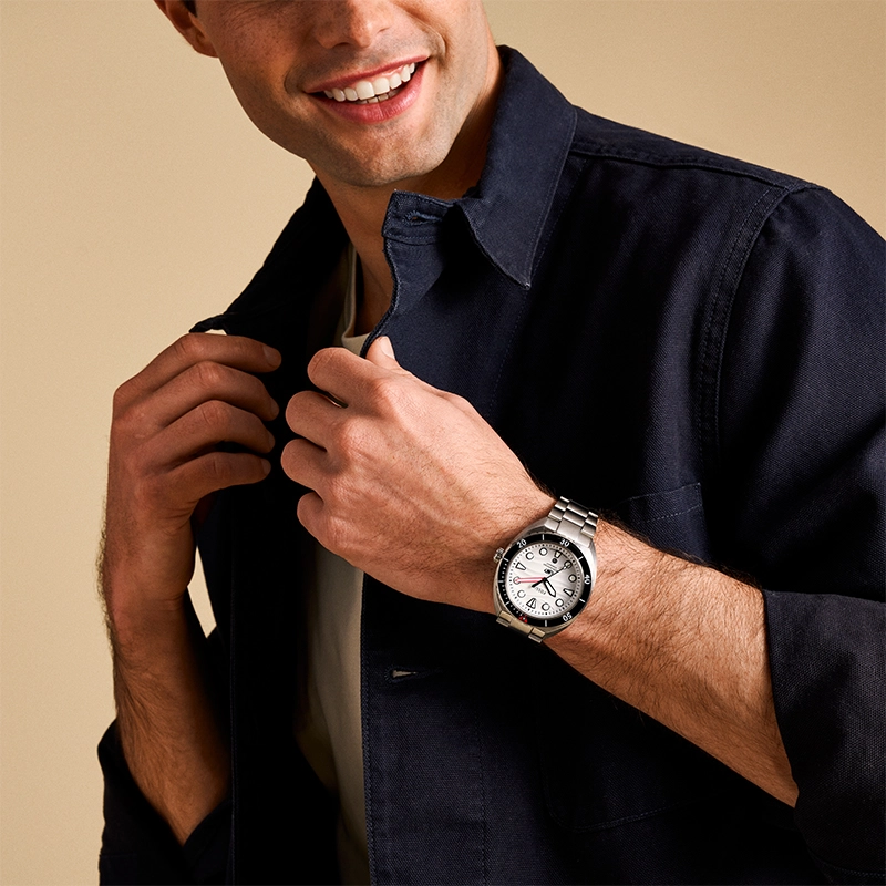 Reloj Fossil analogo, para Hombre, tablero redondo color blanco, estilo index + puntos, pulso acero color plateado, calendario