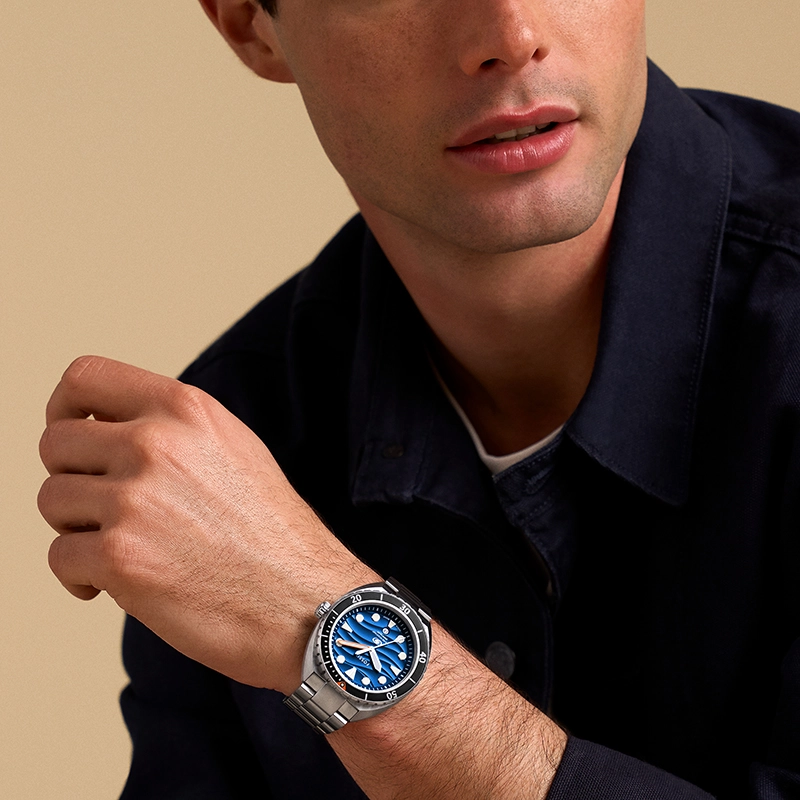 Reloj Fossil analogo, para Hombre, tablero redondo colores azul y rojo, estilo index + puntos, pulso acero color plateado, calendario