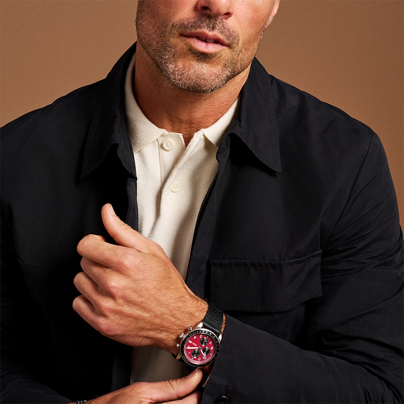 Reloj Fossil analogo, para Hombre, tablero redondo colores rojo y negro, estilo arabigos, pulso cuero color negro, calendario, cronografo