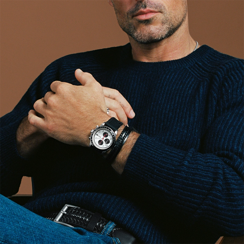 Reloj Fossil analogo, para Hombre, tablero redondo colores blanco y negro, estilo arabigos, pulso silicona color negro, calendario, cronografo