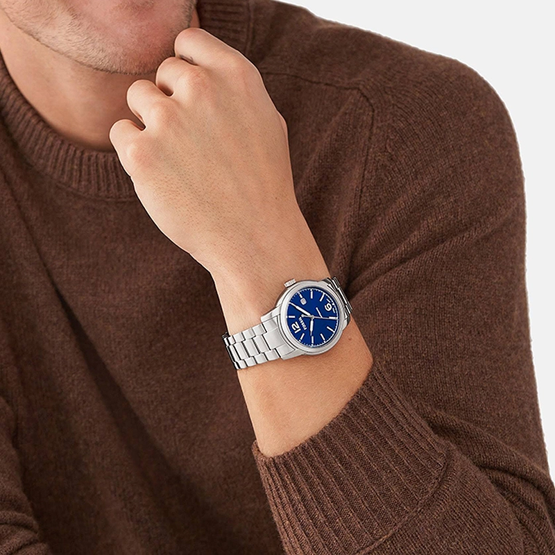 Reloj Fossil analogo, para Hombre, tablero redondo color azul, estilo index + arabigo, pulso acero color plateado, calendario