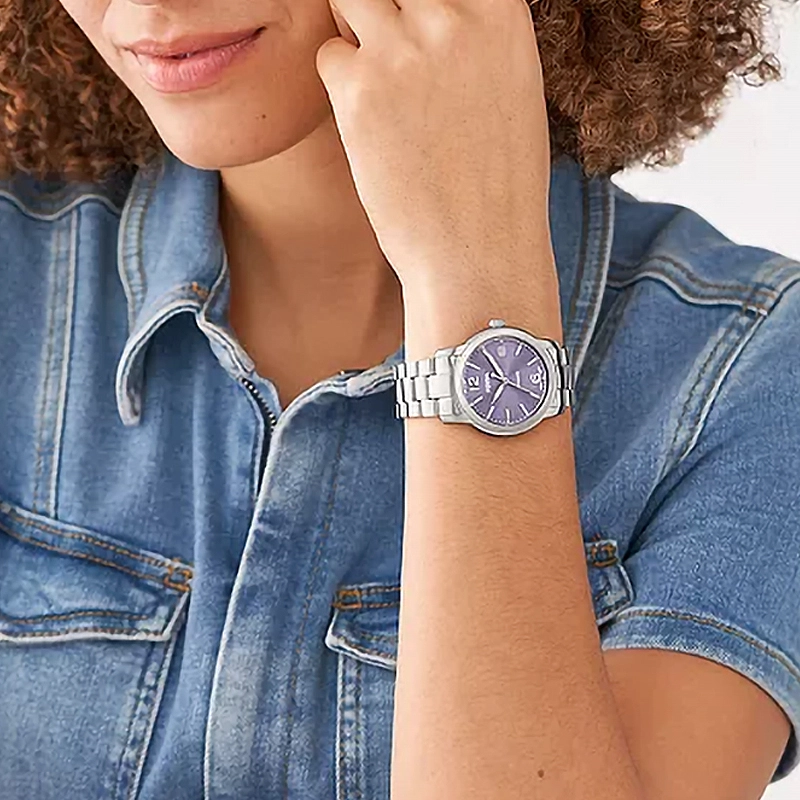 Reloj Fossil analogo, para Dama, tablero redondo color morado, estilo index + arabigo, pulso acero color plateado, calendario
