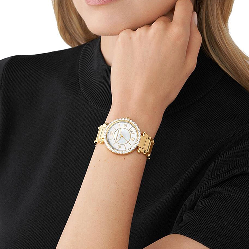 Reloj Mkors analogo, para Dama, tablero redondo color blanco, estilo index + arabigo, pulso acero color dorado, calendario