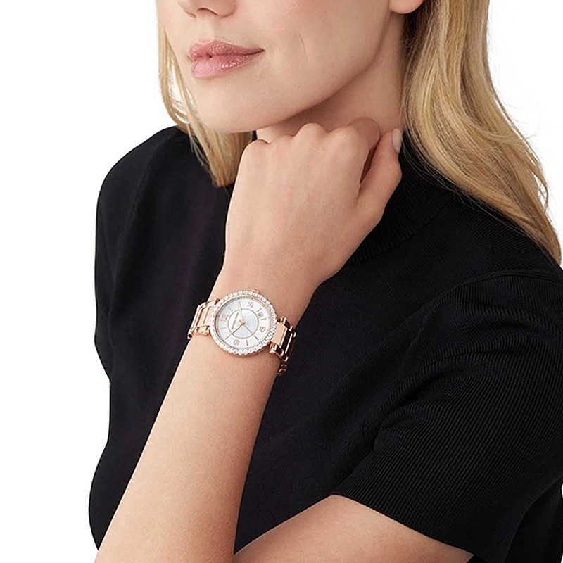 Reloj Mkors analogo, para Dama, tablero redondo color blanco, estilo index + arabigo, pulso acero color rosa, calendario