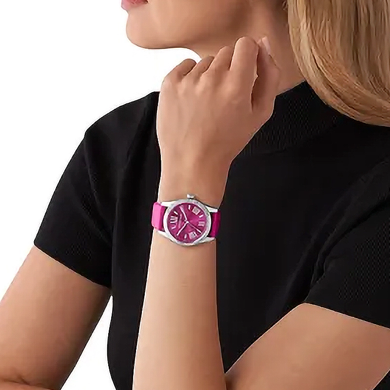 Reloj Mkors analogo, para Dama, tablero redondo color rosado, estilo index + romano, pulso cuero color rosado