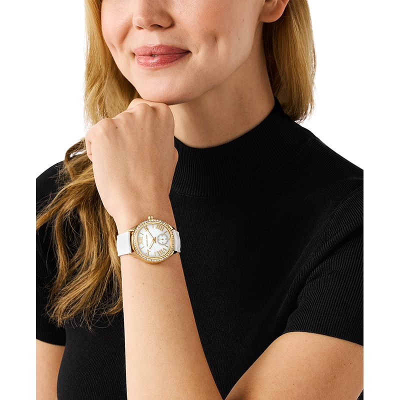Reloj Mkors analogo, para Dama, tablero redondo colores blanco y dorado, estilo index + romano, pulso cuero color blanco
