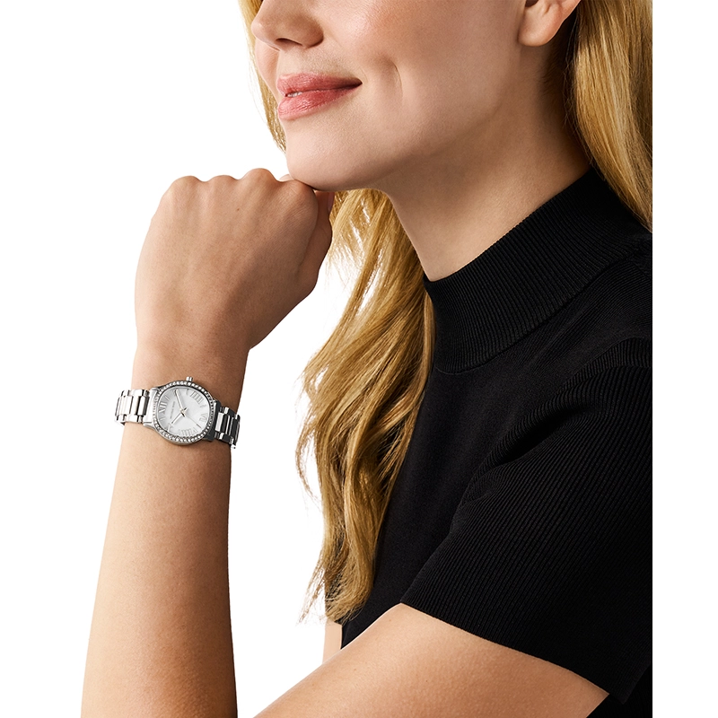 Reloj Mkors análogo, para Dama, tablero redondo color blanco, estilo index + romano, pulso acero color plateado