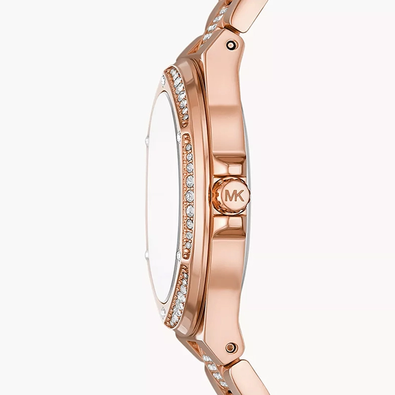 Reloj Mkors analogo, para Dama, tablero redondo color plateado, estilo index + arabigo, pulso acero color rosa