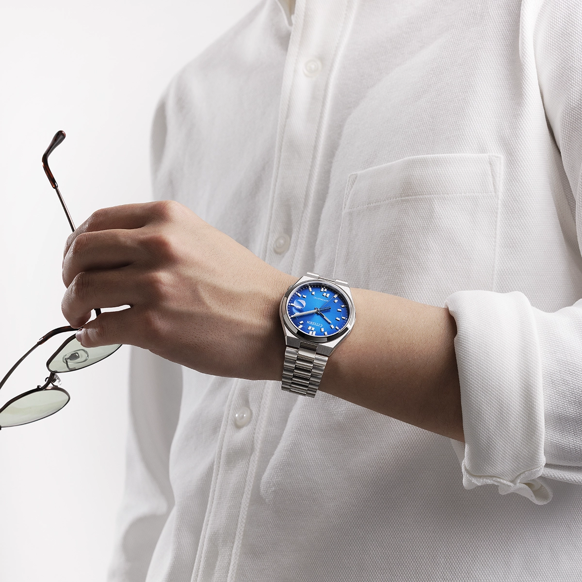 Reloj Citizen análogo, para Hombre, tablero redondo color azul, estilo index, pulso acero color plateado, calendario