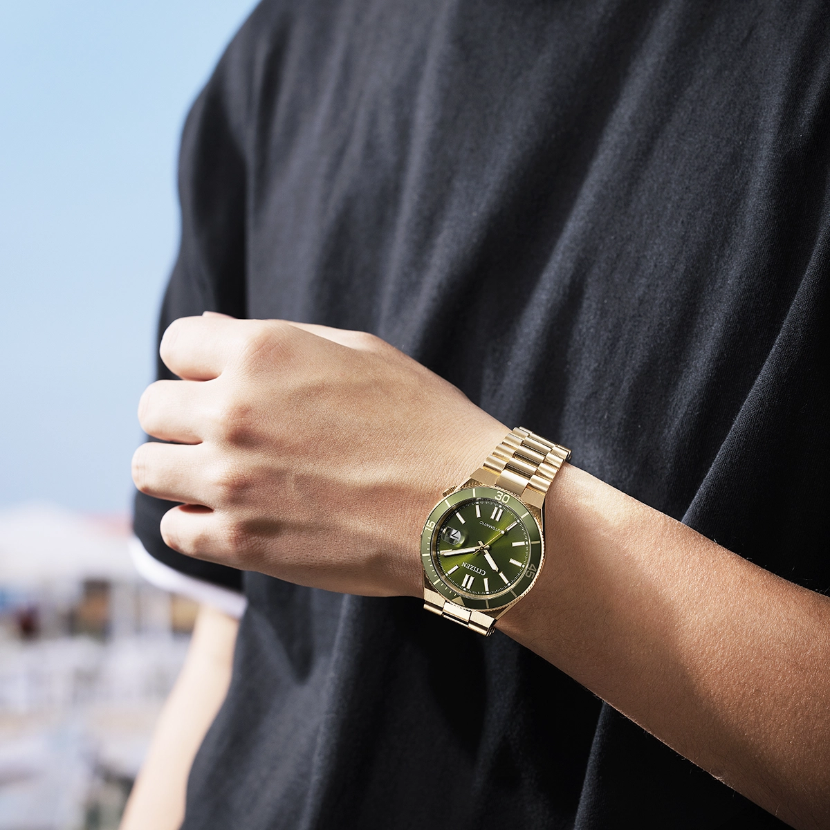 Reloj Citizen análogo, para Hombre, tablero redondo color verde, estilo index, pulso acero color dorado, calendario