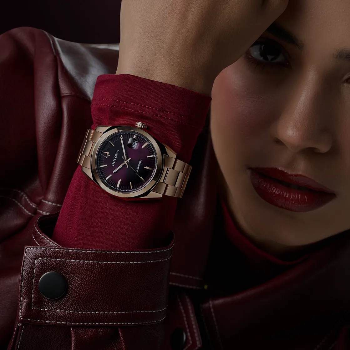 Reloj Bulova Surveyor dorado y panel rosado morado