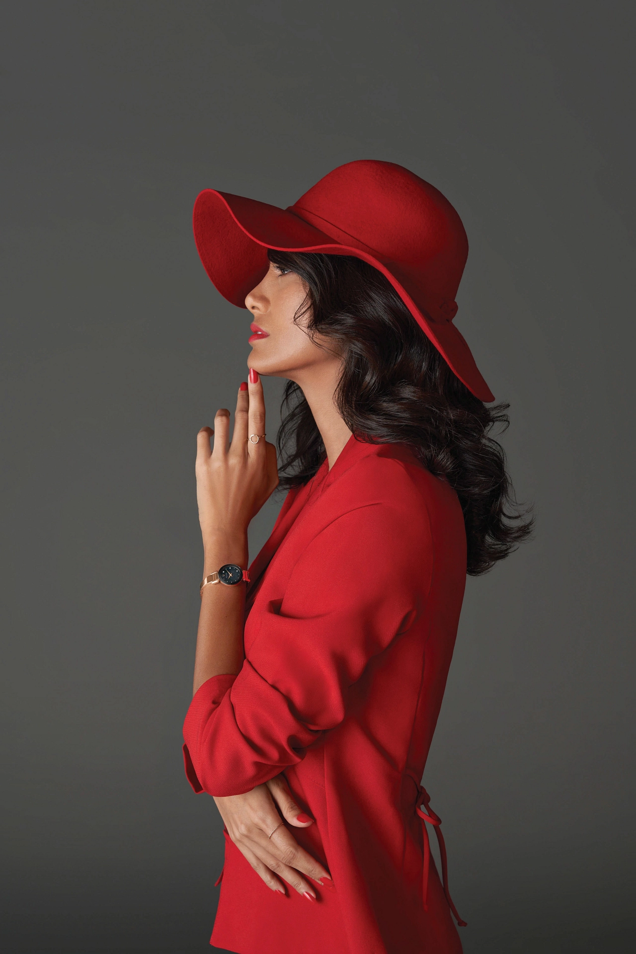 Mujer de rojo con un reloj Bulova de dama