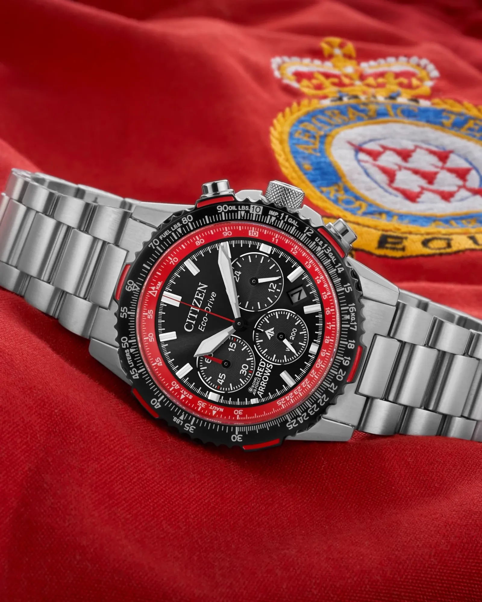 Reloj Citizen Eco-Drive sobre fondo rojo